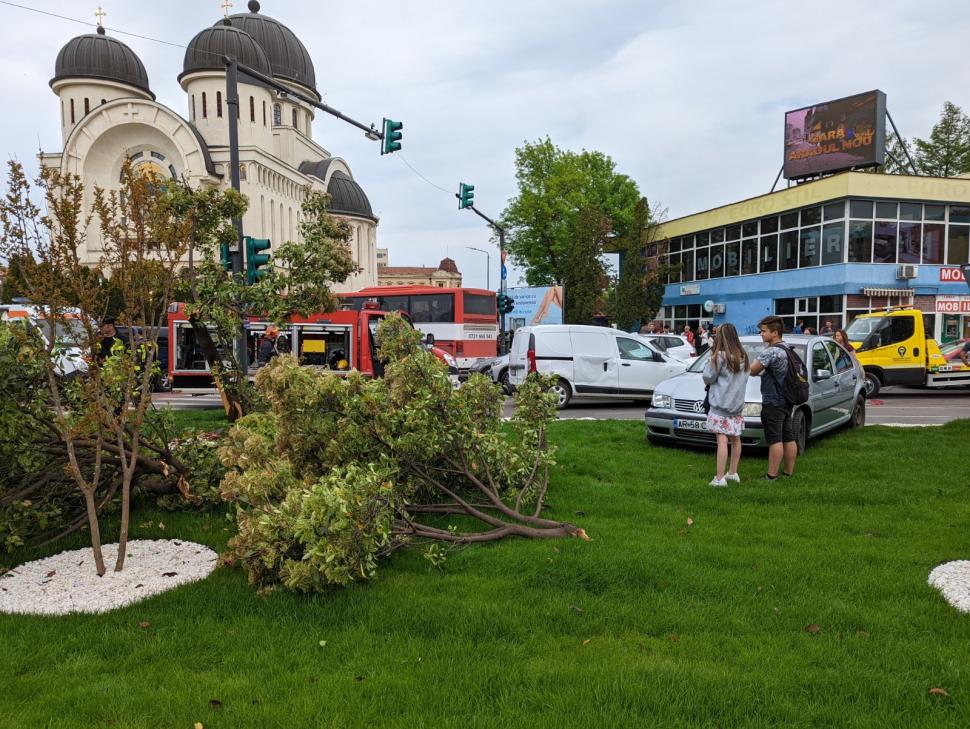 Accident grav în centrul Aradului! Unui bărbat i s-a făcut rău la volan şi a avariat şase maşini 766286