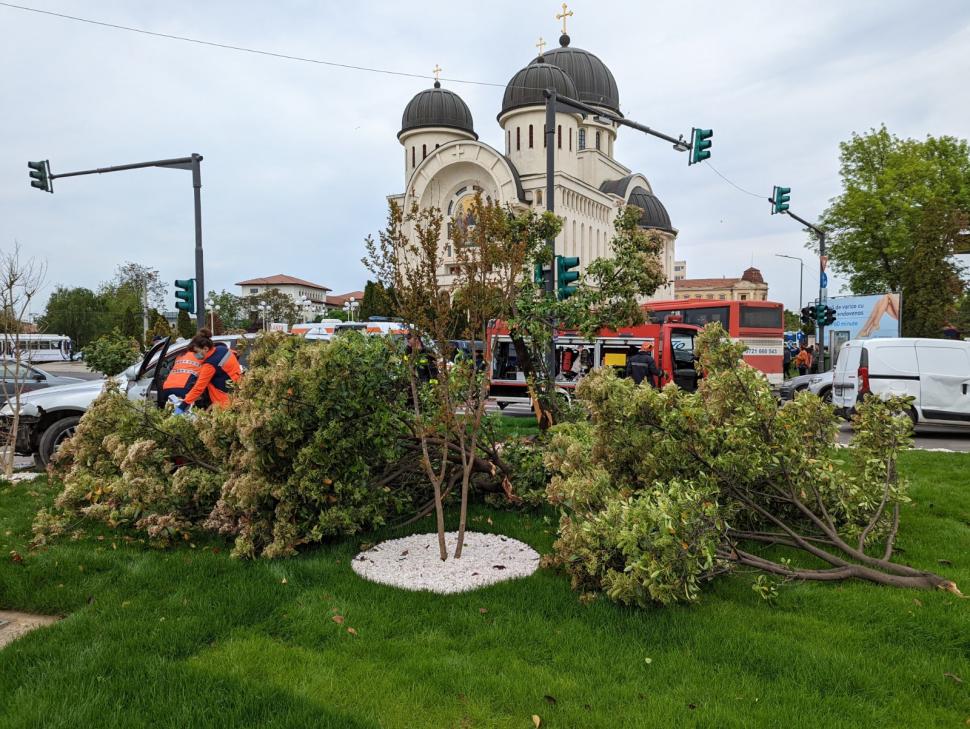 Accident grav în centrul Aradului! Unui bărbat i s-a făcut rău la volan şi a avariat şase maşini 766287