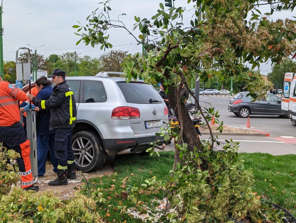 Accident grav în centrul Aradului! Unui bărbat i s-a făcut rău la volan şi a avariat şase maşini 766288