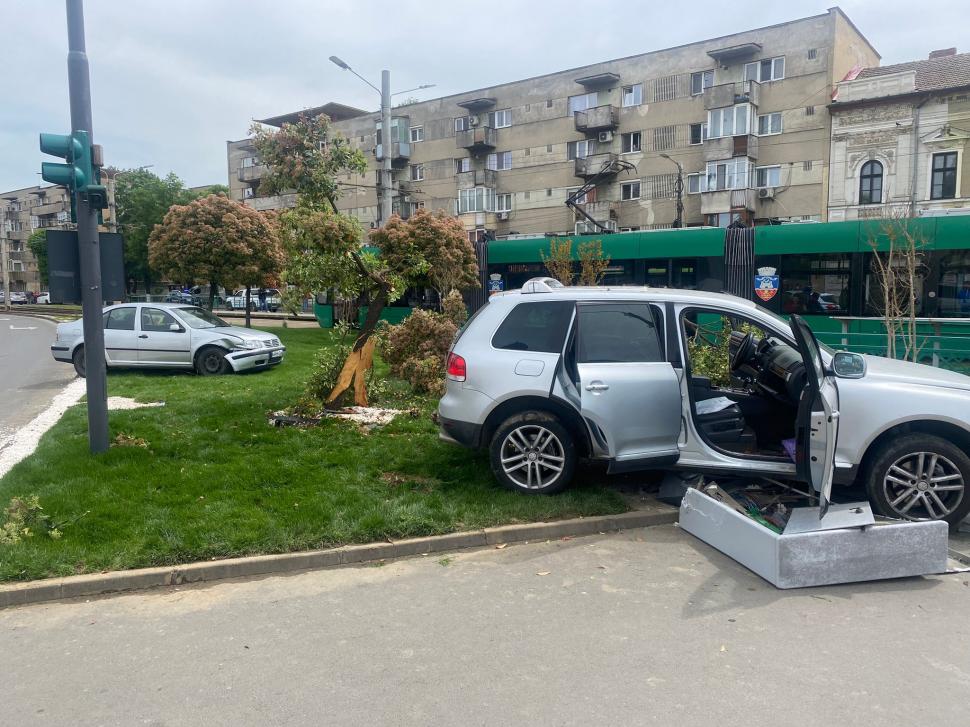 Accident grav în centrul Aradului! Unui bărbat i s-a făcut rău la volan şi a avariat şase maşini 766290