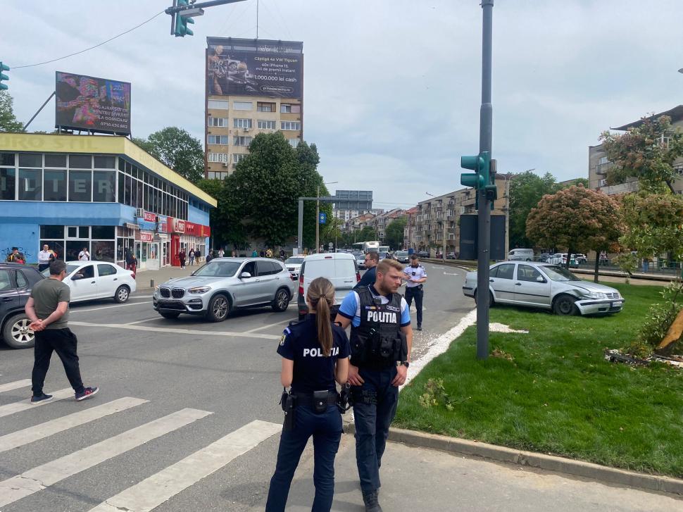 Accident grav în centrul Aradului! Unui bărbat i s-a făcut rău la volan şi a avariat şase maşini 766291