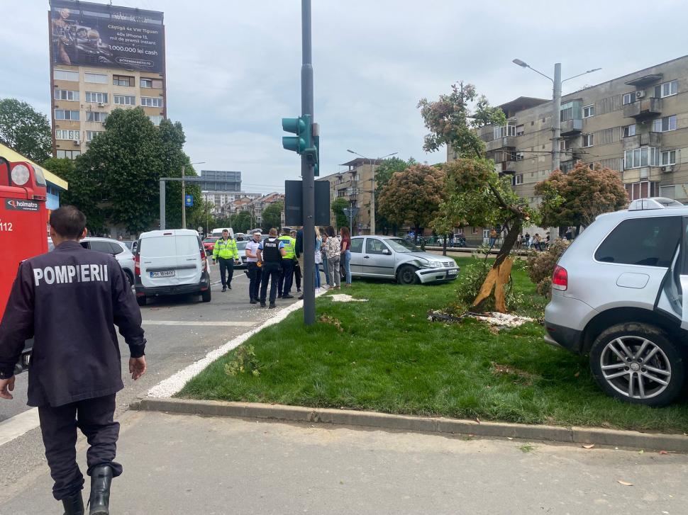 Accident grav în centrul Aradului! Unui bărbat i s-a făcut rău la volan şi a avariat şase maşini 766292