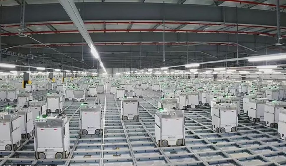 Imagini din depozitul unde lucrează o armată de 2.000 de roboți