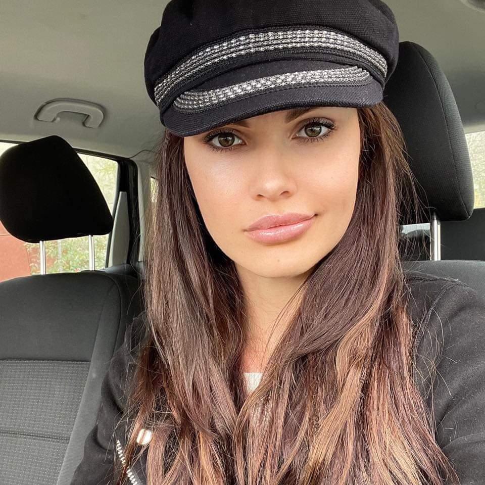 Iuliana și cei doi copii cu care s-a aruncat de pe bloc au fost înmormântați astăzi. Toți trei au fost puși în același sicriu 766360