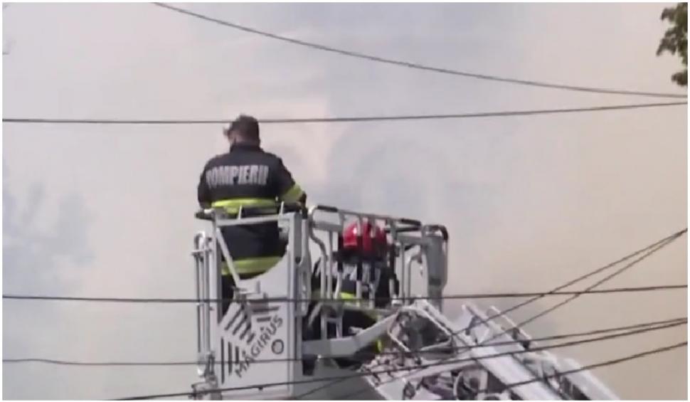 Incendiu puternic în centrul istoric al Bucureştiului. Un bărbat imobilizat în scaun cu rotile a fost salvat în ultima clipă 766437