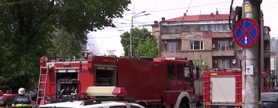 Incendiu puternic în centrul istoric al Bucureştiului. Un bărbat imobilizat în scaun cu rotile a fost salvat în ultima clipă 766438