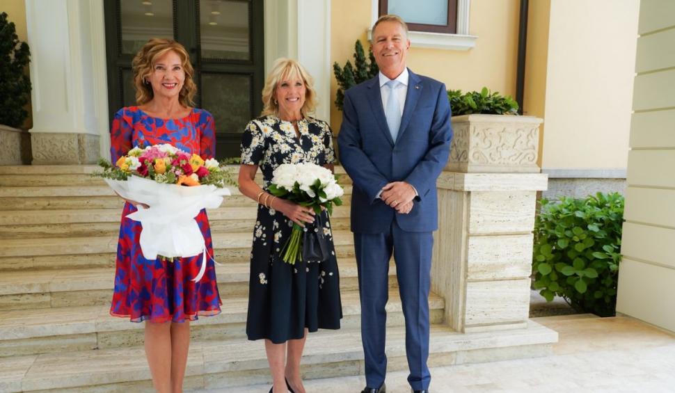 Primele imagini de la întâlnirea Primei Doamne a Statelor Unite, Jill Biden, cu Klaus și Carmen Iohannis | Cele două soții de șef de stat au călătorit în mașini separate 766427