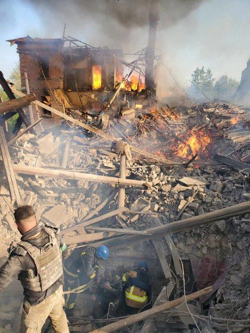 Imagini de la școala bombardată de ruși în Bilogorivka, unde 60 de persoane ar fi murit carbonizate 766534