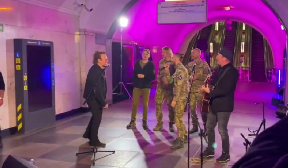 Bono și The Edge, vocea și chitara trupei U2, concert-surpriză în Kiev, la metroul transformat în adăpost în timpul bombardamentelor