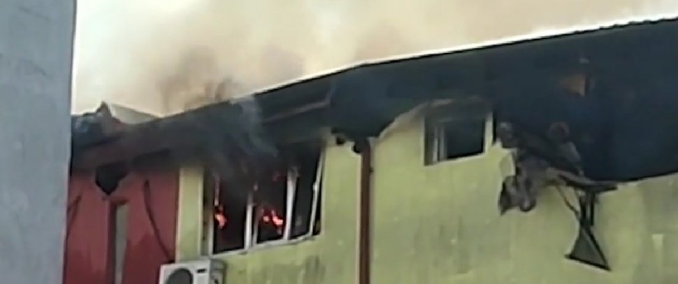 Incendiu puternic la un hotel din staţiunea Mamaia. Zeci de oameni evacuaţi
