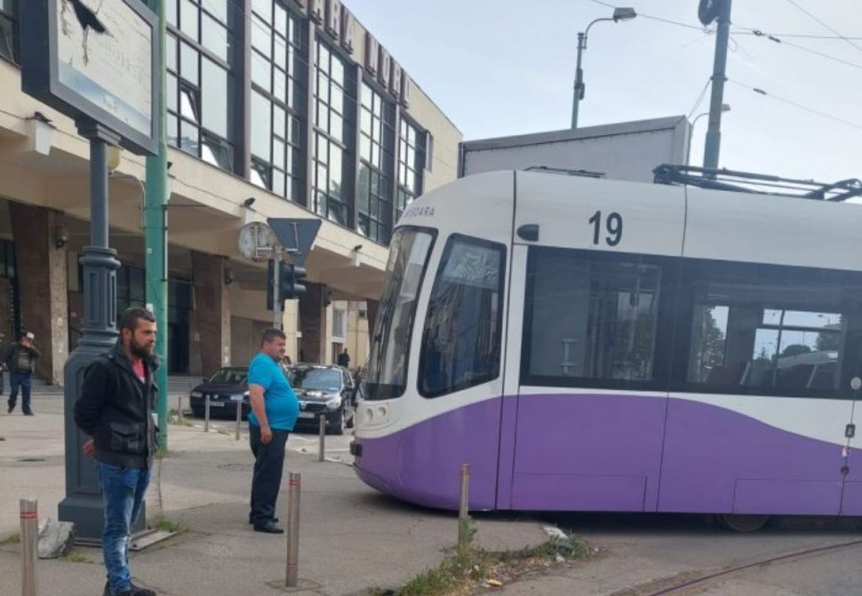 Momentul în care un tramvai a deraiat și a ajuns pe trotuar, în Timișoara. Liniile doar ce au fost reabilitate