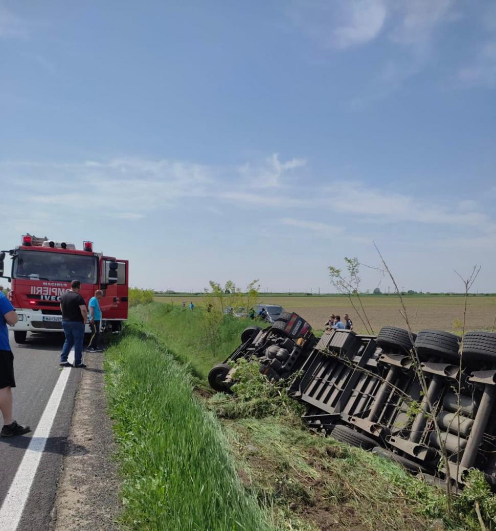 Accident în județul Arad! Un şofer a murit, după ce s-a răsturnat cu TIR-ul pe care îl conducea 766705