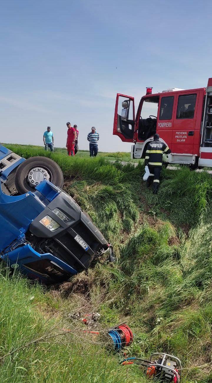 Accident în județul Arad! Un şofer a murit, după ce s-a răsturnat cu TIR-ul pe care îl conducea 766706