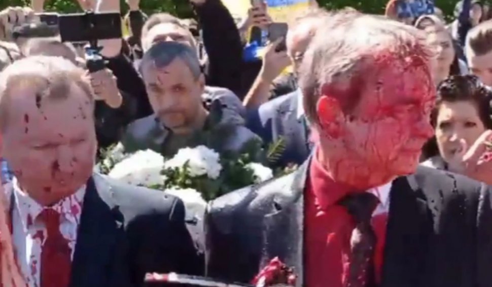 Ambasadorul Rusiei la Varșovia, stropit cu vopsea roșie, de Ziua Victoriei