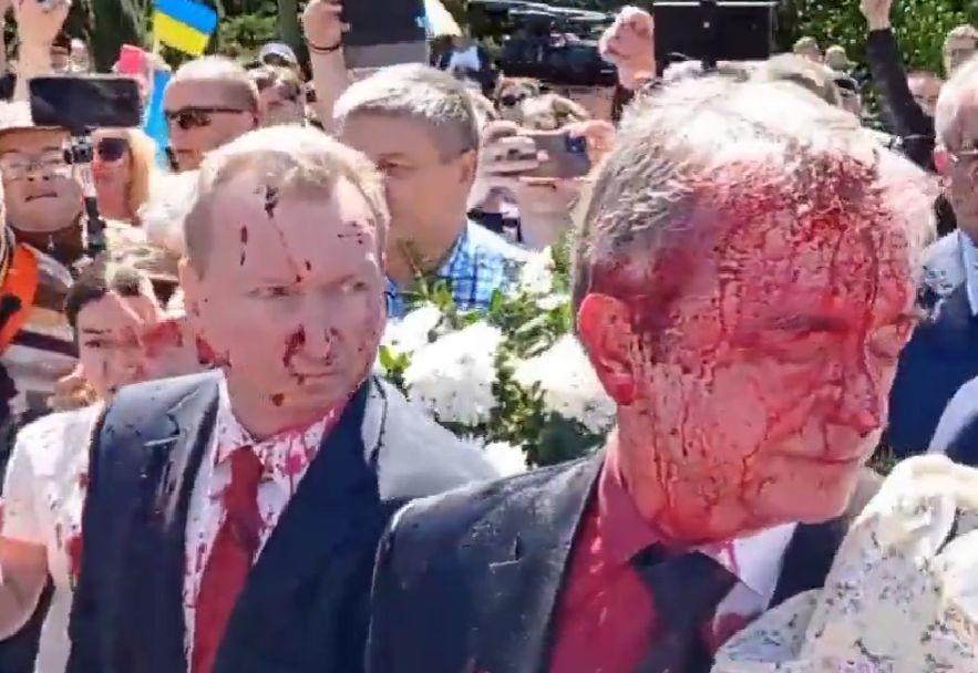 Ambasadorul Rusiei la Varșovia, stropit cu vopsea roșie, de Ziua Victoriei 766665