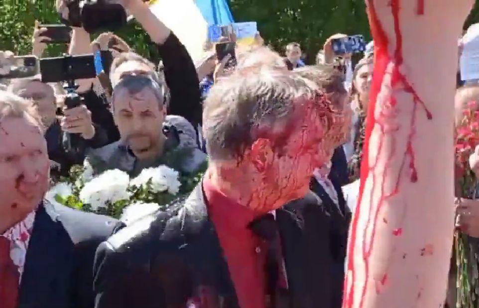 Ambasadorul Rusiei la Varșovia, stropit cu vopsea roșie, de Ziua Victoriei 766666