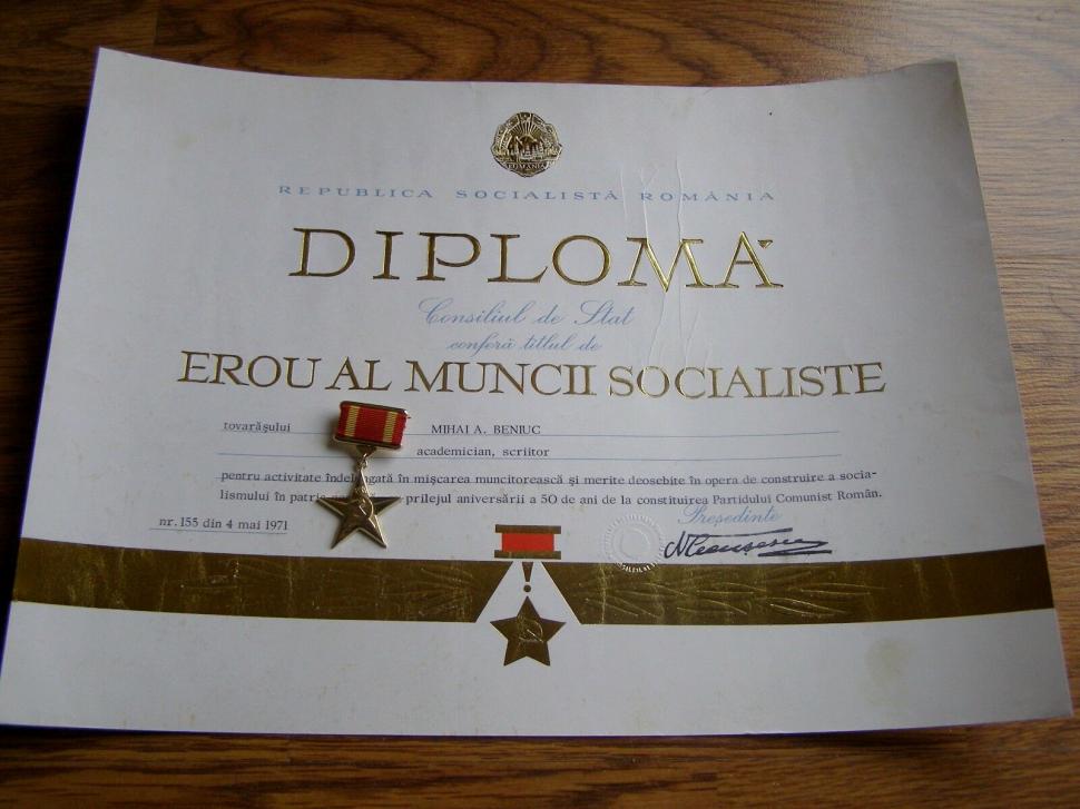 Suma uriaşă cerută de un sătmărean pentru diploma și decorația acordată de Nicolae Ceaușescu unui scriitor român 766776