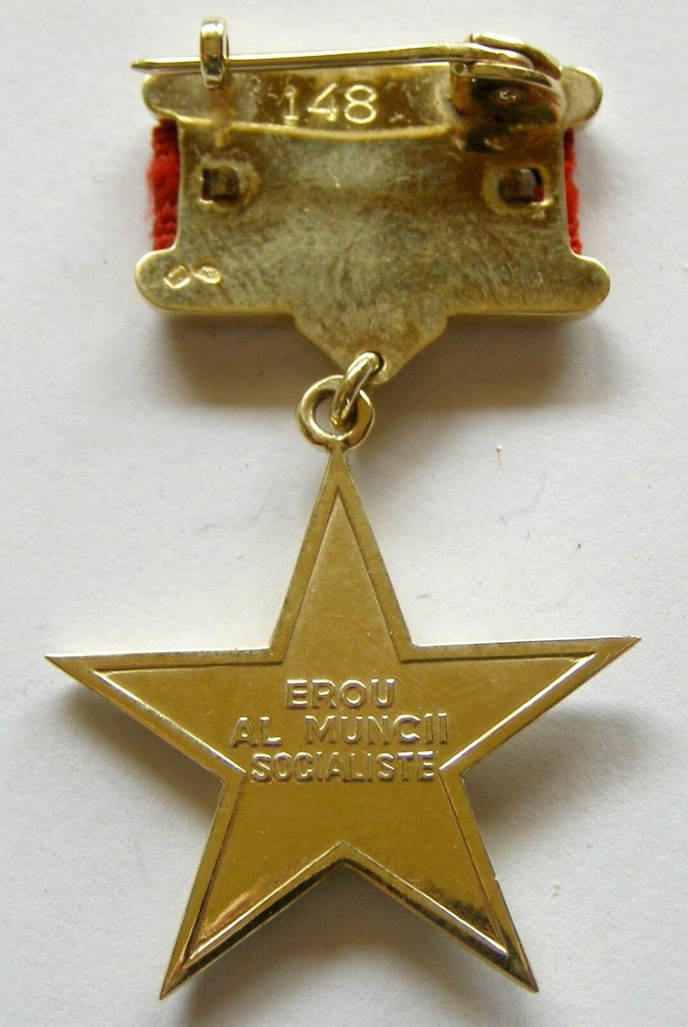 Suma uriaşă cerută de un sătmărean pentru diploma și decorația acordată de Nicolae Ceaușescu unui scriitor român 766779