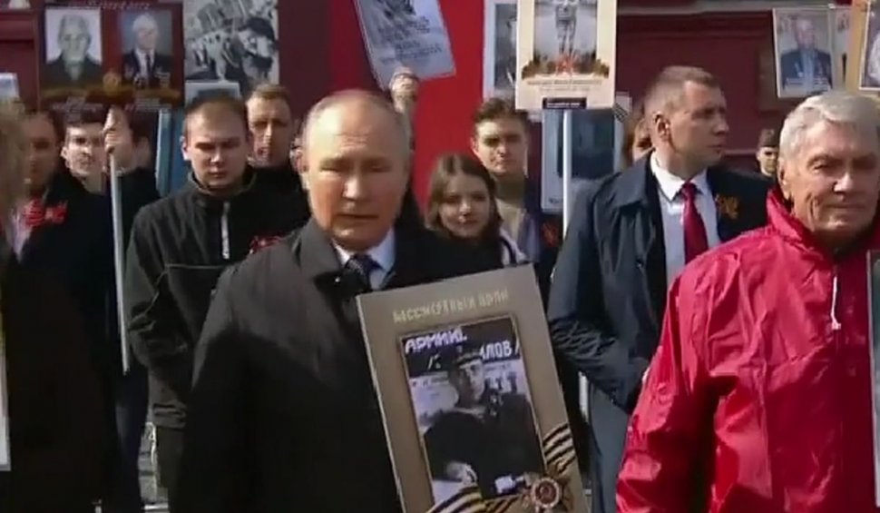 Vladimir Putin a coborât în mulțime, la Moscova, cu fotografia tatălui său | Bogdan Chireac: "Senzația transmisă e de confuzie profundă la Kremlin"