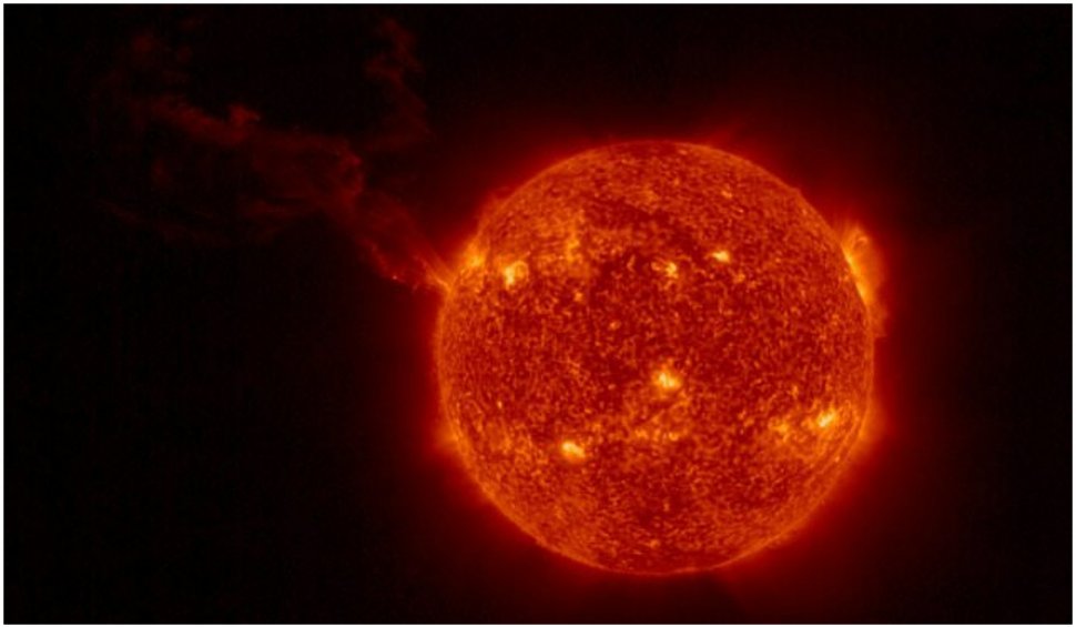 O erupție solară ar putea da o ”lovitură spectaculoasă” Pământului, marți, declanșând aurore și furtuni geomagnetice