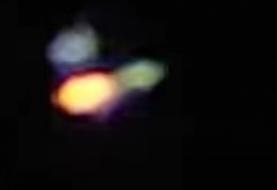Obiect zburător neidentificat filmat pe cerul din Bacău. Cameramanul este sigur că e un OZN: "Băi, tu vezi ce e aia???"