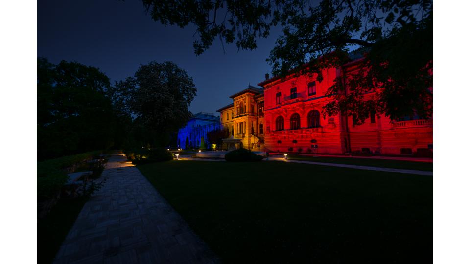 Palatul Cotroceni, iluminat în culorile tricolorului cu prilejul Zilei Independenței Naționale a României 767013