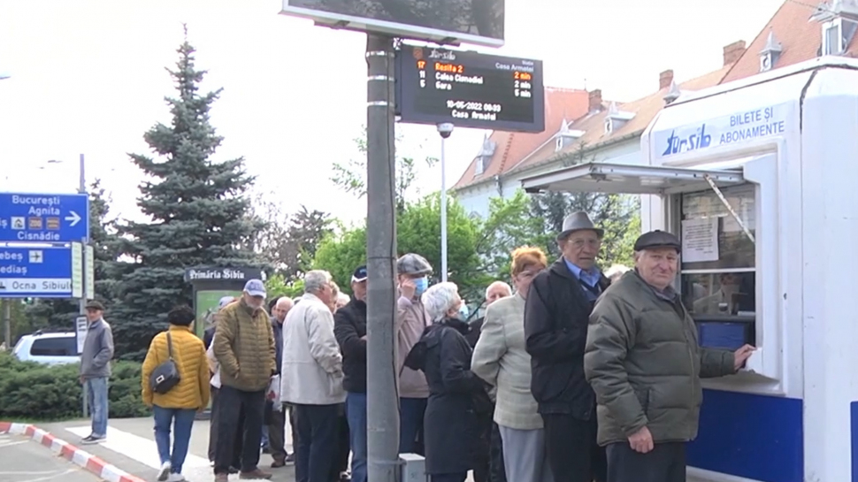 Pensionarii din Sibiu au stat la cozi interminabile pentru a-şi schimba cardul de călătorie