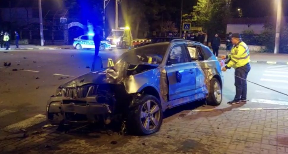 Un șofer cu BMW a rupt 5 copaci și a ajuns într-un semafor. Mașina, un morman de fiare contorsionate, în centrul Botoșaniului