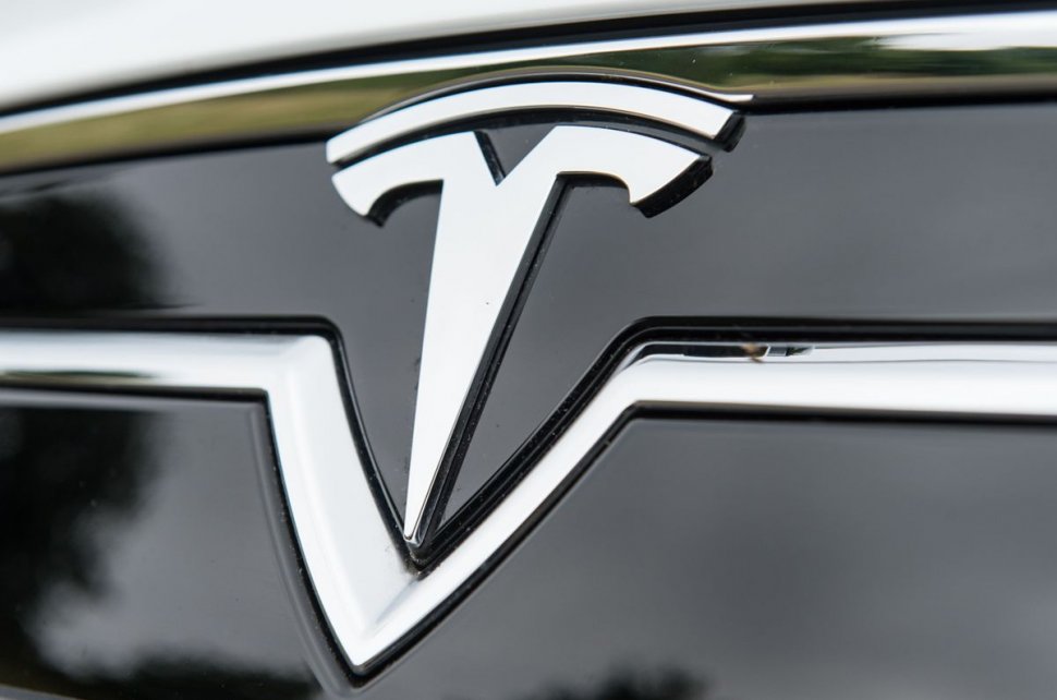 Tesla recheamă în service 130.000 de maşini