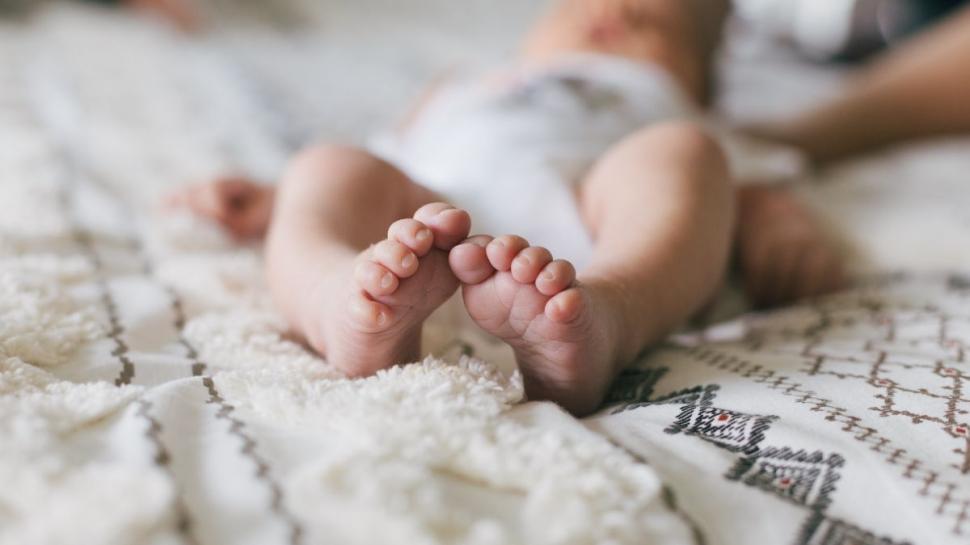 Bebeluș de trei luni găsit mort lângă mama sa minoră, într-un centru social din Vaslui