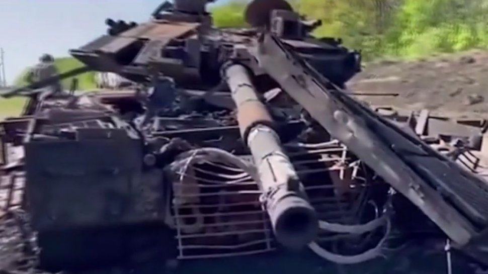 Cel mai scump tanc al lui Vladimir Putin filmat în timp ce era distrus de trupele ucrainene. Valora 4 milioane de lire