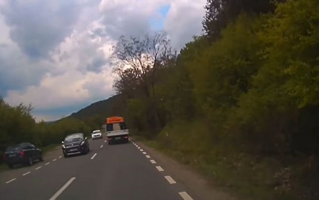 Imaginile inconştienţei în trafic, pe o şosea îngustă din Cluj. ”Trebuie anulat permisul pe două vieţi” 