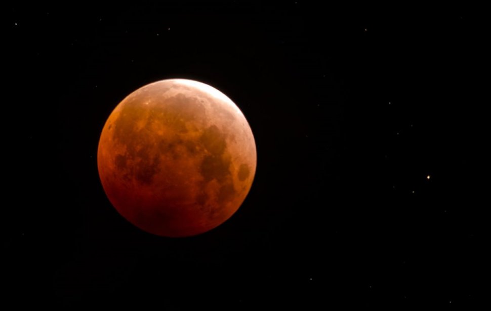 Eclipsă de Lună. Astrul nopţii va deveni roşiatic în timpul unei eclipse totale în noaptea de duminică spre luni