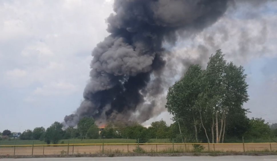 Incendiu devastator la o firmă de lângă Oradea. Zeci de pompieri luptă cu flăcările