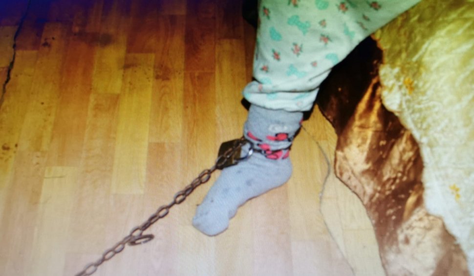 O bunică din Dolj își ținea nepoata de 10 ani legată cu lanțul de picior, în casă. Reacţia poliţiştilor