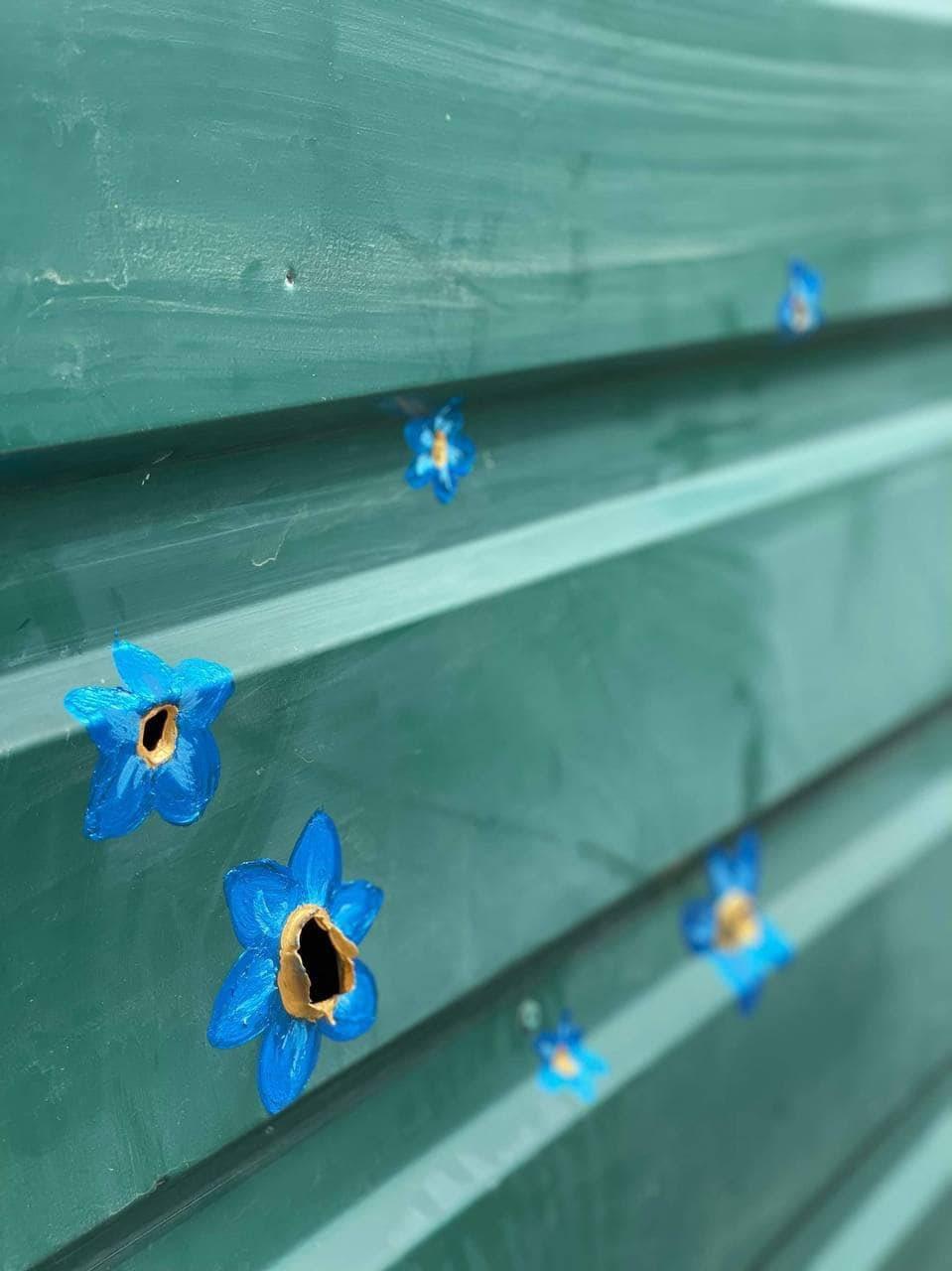 Găurile lăsate de gloanțe în Bucha, Ucraina s-au "transformat" în flori | Gestul de solidaritate al unui artist 768088