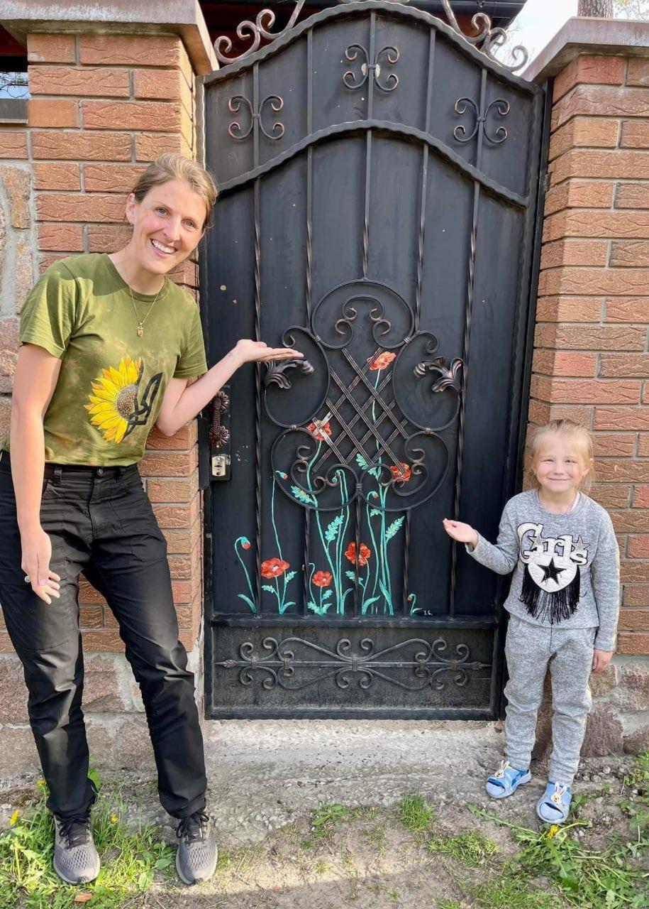 Găurile lăsate de gloanțe în Bucha, Ucraina s-au "transformat" în flori | Gestul de solidaritate al unui artist 768089