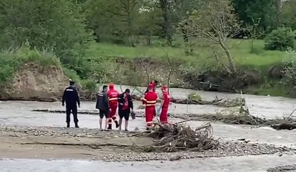 Un bărbat de 30 de ani, dat dispărut, a fost găsit fără suflare într-un râu din Argeș