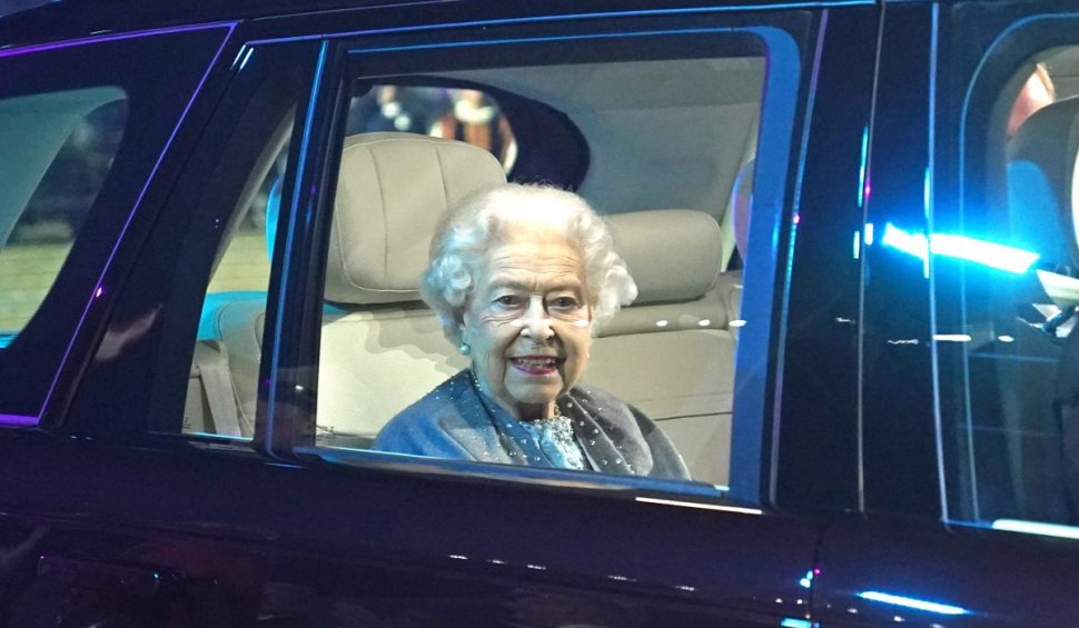 Regina Elisabeta a II-a, surpriză de zile mari. A inaugurat în baston o investiție care și-a depășit bugetul și care-i poartă numele