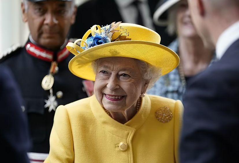 Regina Elisabeta a II-a, surpriză de zile mari. A inaugurat în baston o investiție care și-a depășit bugetul și care-i poartă numele 768263