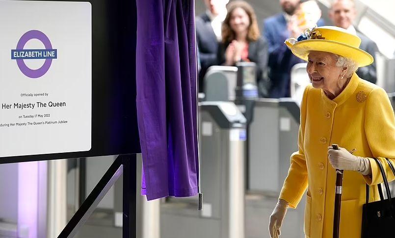 Regina Elisabeta a II-a, surpriză de zile mari. A inaugurat în baston o investiție care și-a depășit bugetul și care-i poartă numele 768264