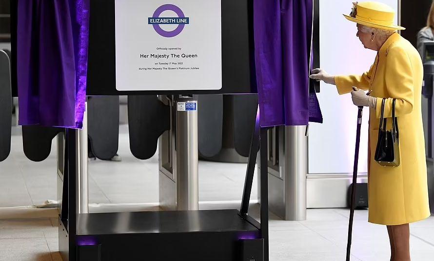 Regina Elisabeta a II-a, surpriză de zile mari. A inaugurat în baston o investiție care și-a depășit bugetul și care-i poartă numele 768265