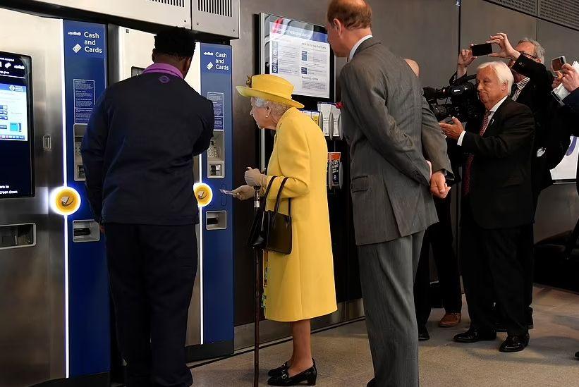 Regina Elisabeta a II-a, surpriză de zile mari. A inaugurat în baston o investiție care și-a depășit bugetul și care-i poartă numele 768266