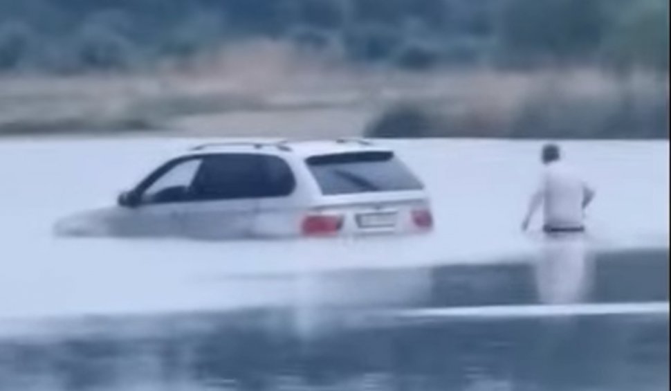 Momentul în care un șofer cu BMW X5 rămâne blocat într-un râu din Bistriţa, după ce a încercat să îl traverseze