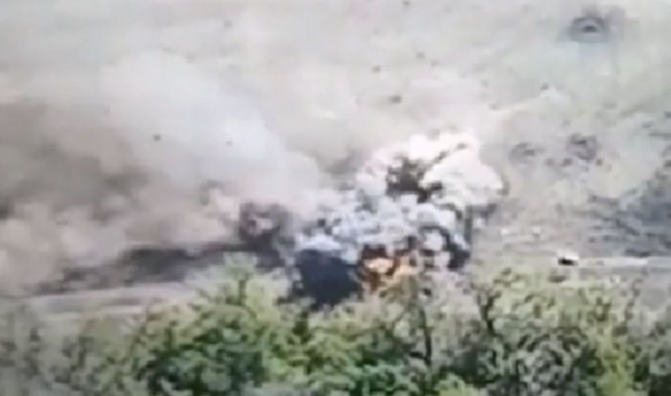 Un tanc al armatei ruse a detonat o mină în Ucraina. Blindatul a fost complet distrus de explozii
