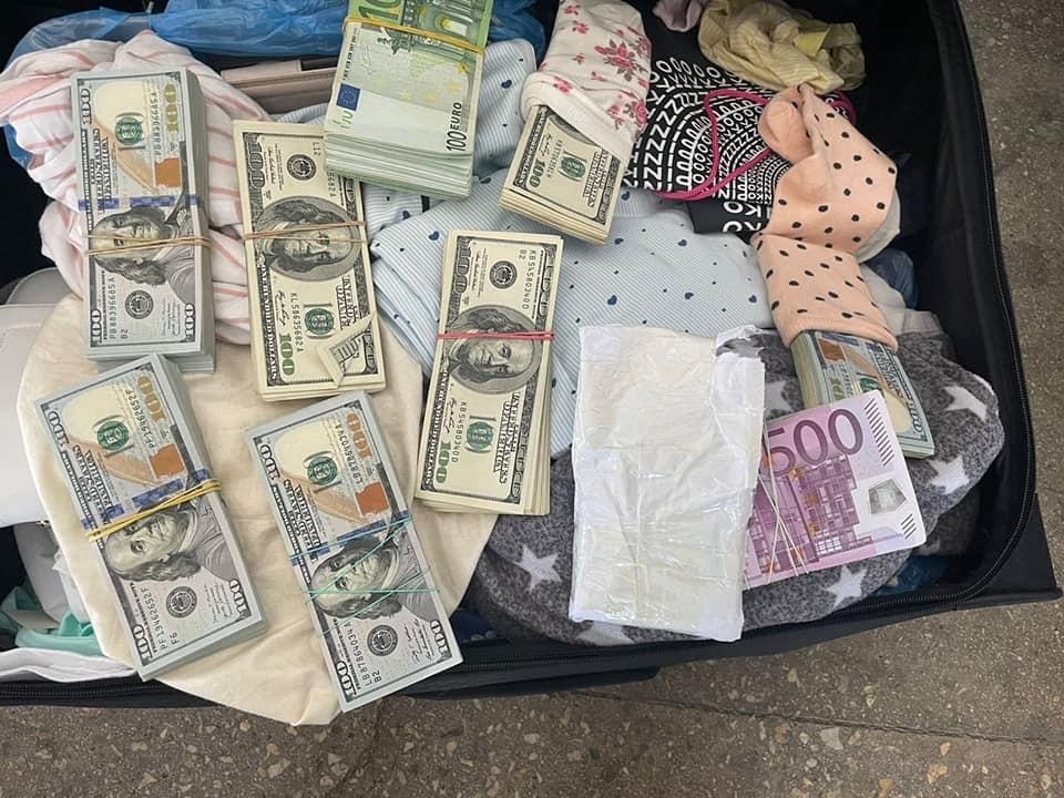 Doi ucraineni au fost prinşi cu aproape 900.000€ ascunşi în şosete, la intrare în România 768483