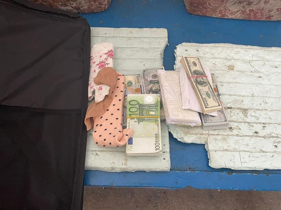 Doi ucraineni au fost prinşi cu aproape 900.000€ ascunşi în şosete, la intrare în România 768484