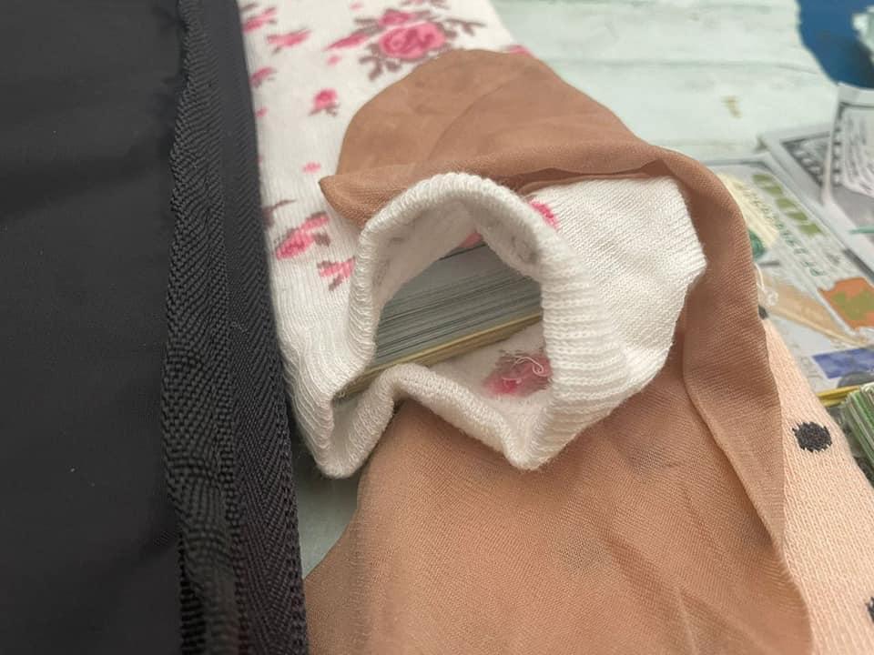 Doi ucraineni au fost prinşi cu aproape 900.000€ ascunşi în şosete, la intrare în România 768485