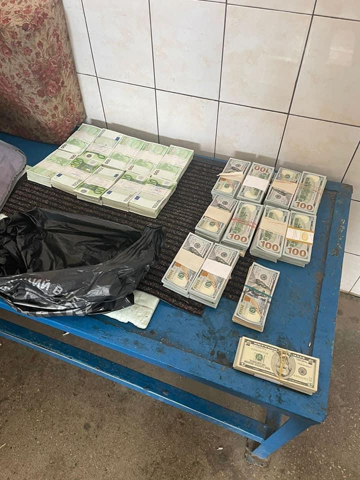 Doi ucraineni au fost prinşi cu aproape 900.000€ ascunşi în şosete, la intrare în România 768488