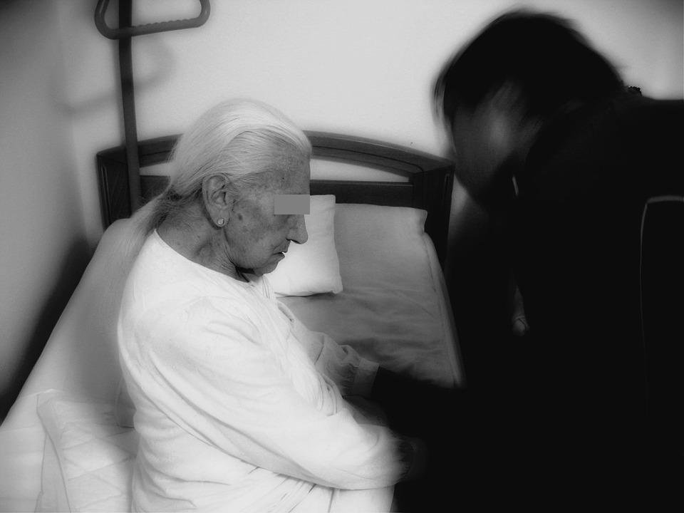 Îngrijitoare româncă din Spania, la închisoare după ce a făcut o greșeală uriașă în timp ce trebuia să aibă grijă de bătrână 